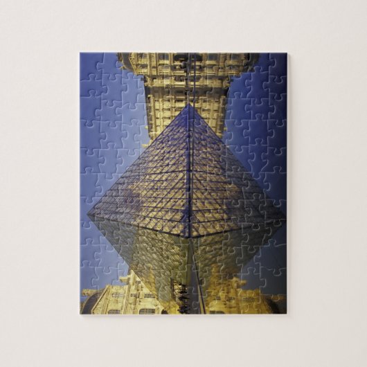 FRANKREICH, Paris Reflection, Pyramide. Der Louvre Puzzle (Vertikal)