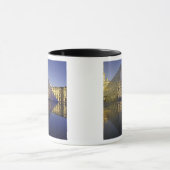 FRANKREICH, Paris Reflection, Pyramide. Der Louvre Tasse (Zentrum)