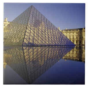 FRANKREICH, Paris Reflexion, Pyramide. Der Louvre Fliese