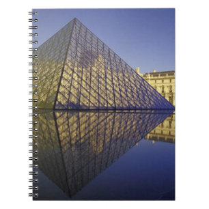 FRANKREICH, Paris Reflexion, Pyramide. Der Louvre Notizblock