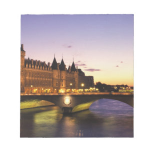 Frankreich, Paris, Seine und Conciergerie bei Notizblock
