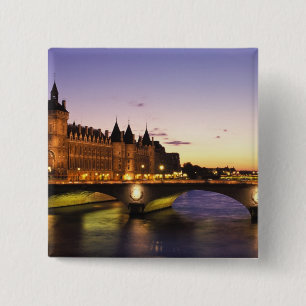 Frankreich, Paris, Seine und Conciergerie Button