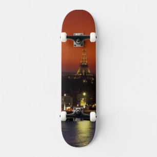 Frankreich, Paris Sonnenuntergang Blick auf Eiffel Skateboard