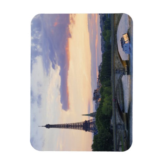 Frankreich, Paris, Tourboot auf Seine, Eiffel Magnet (Vertikal)