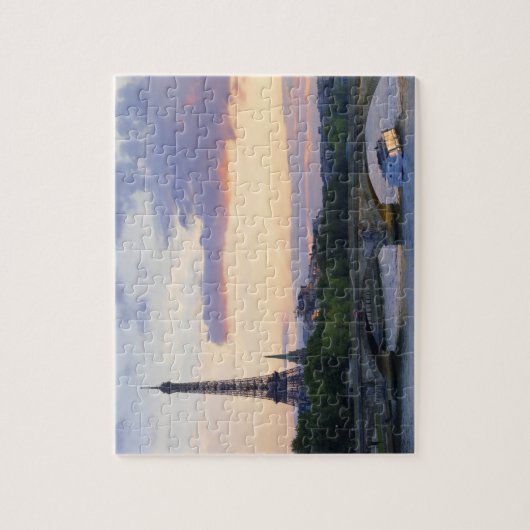 Frankreich, Paris, Tourboot auf Seine, Eiffel Puzzle (Vertikal)