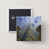 Frankreich, Paris. Wolken reflektieren den Louvre Button (Vorne & Hinten)
