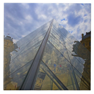 Frankreich, Paris. Wolken spiegeln sich im Louvre Fliese