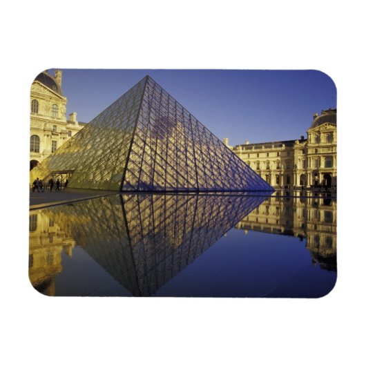 FRANKREICH, Pariser Reflektion, Pyramide. Der Louv Magnet (Horizontal)