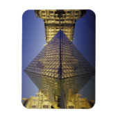 FRANKREICH, Pariser Reflektion, Pyramide. Der Louv Magnet (Vertikal)