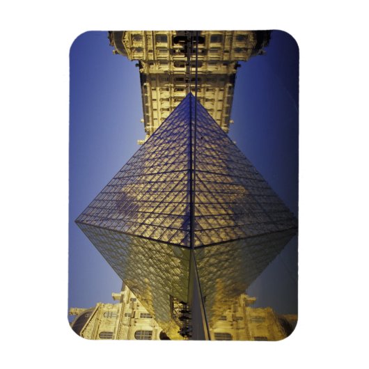 FRANKREICH, Pariser Reflektion, Pyramide. Der Louv Magnet (Vertikal)