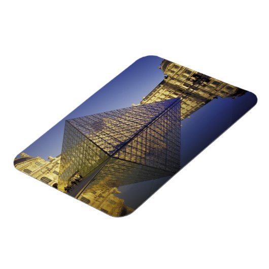 FRANKREICH, Pariser Reflektion, Pyramide. Der Louv Magnet (Linke Seite)