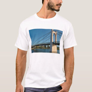 Frankreich, Rhone-Alpes, Condrieu, Brücke über 2 T-Shirt