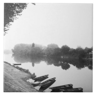 FRANKREICH, Touraine, Die Loire: CHINON Boote entl Fliese