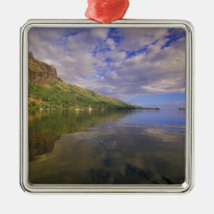 Französisch-Polynesien, Moorea. Cooks Bay. Kreuzfa Ornament Aus Metall