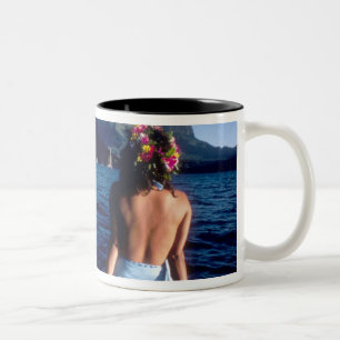 Französisch-Polynesien, Moorea. Frau genießt den B Zweifarbige Tasse