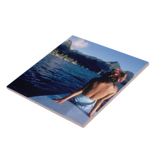 Französisch-Polynesien, Moorea. Frauen mit Blick a Fliese (Seite)