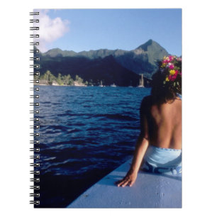 Französisch-Polynesien, Moorea. Frauen mit Blick a Notizblock