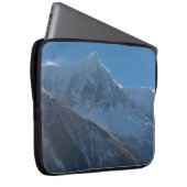 Französische Alpengipfel mit frischem Schnee bedec Laptopschutzhülle (Vorne Rechts)