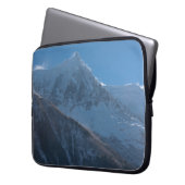 Französische Alpengipfel mit frischem Schnee bedec Laptopschutzhülle (Vorderseite Links)