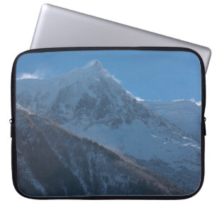 Französische Alpengipfel mit frischem Schnee bedec Laptopschutzhülle