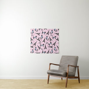 Französische Art gekleidete Katze mit Wandteppich