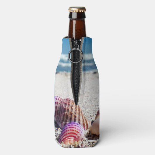 Französische Bulldogge am Strand Flaschenkühler (Flasche Rückseite)