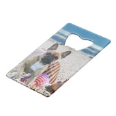 Französische Bulldogge am Strand  Geldbeutel Flaschenöffner (Vorderseite Schrägansicht)