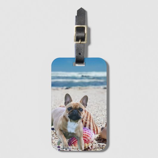 Französische Bulldogge am Strand Gepäckanhänger (Vorderseite Vertikal)