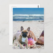 Französische Bulldogge am Strand  Postkarte (Vorne/Hinten)