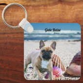 Französische Bulldogge am Strand Schlüsselanhänger (Vorderseite)