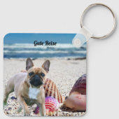 Französische Bulldogge am Strand Schlüsselanhänger (Rückseite)