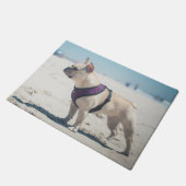 Französische Bulldogge auf Strand Fußmatte (Schrägansicht)