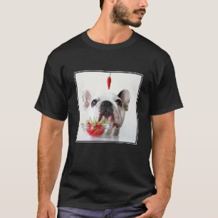 Französische Bulldogge, die einen roten Pfeffer T-Shirt