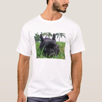 Französische Bulldogge im Gras T-Shirt
