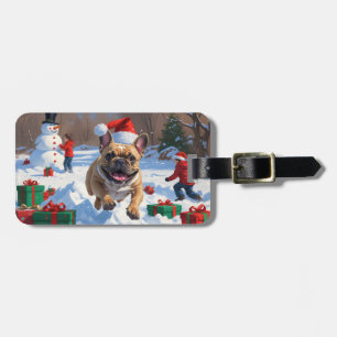Französische Bulldogge läuft im Schnee mit Weihnac Gepäckanhänger