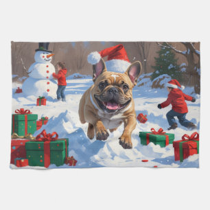 Französische Bulldogge läuft im Schnee mit Weihnac Geschirrtuch