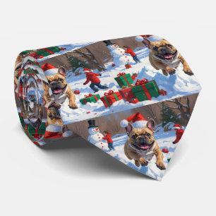 Französische Bulldogge läuft im Schnee mit Weihnac Krawatte