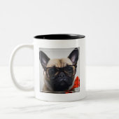 Französische Bulldogge mit Gläsern und Zweifarbige Tasse (Links)