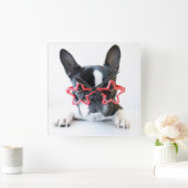 Französische Bulldogge mit roten Stern-Gläsern Quadratische Wanduhr (Zuhause)