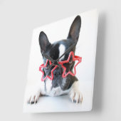 Französische Bulldogge mit roten Stern-Gläsern Quadratische Wanduhr (Winkel)