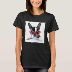 Französische Bulldogge mit roten Stern-Gläsern T-Shirt