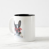 Französische Bulldogge mit roten Stern-Gläsern Zweifarbige Tasse (Vorderseite Links)