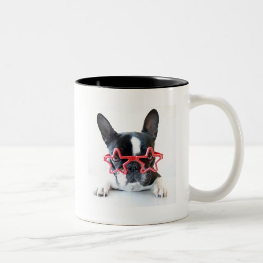 Französische Bulldogge mit roten Stern-Gläsern Zweifarbige Tasse (Rechts)