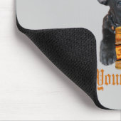 Französische Bulldogge teilt ein Bier Mousepad (Ecke)