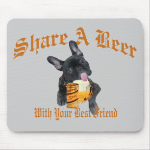 Französische Bulldogge teilt ein Bier Mousepad