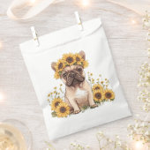 Französische Bulldogge umgeben von Sonnenblumen Geschenktütchen (Ausgeschnitten)