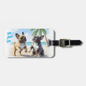 Französische Bulldoggen am Strand in Urlaub Gepäckanhänger (Vorderseite horizontal)