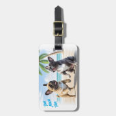 Französische Bulldoggen am Strand in Urlaub Gepäckanhänger (Vorderseite vertikal)