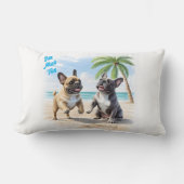 Französische Bulldoggen am Strand in Urlaub Lendenkissen (Vorderseite)