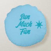 Französische Bulldoggen am Strand in Urlaub Rundes Kissen (Rückseite)